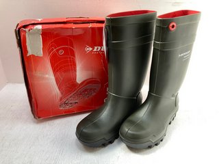 DUNLOP PUROFORT WELLIES IN GREEN - UK 12: LOCATION - B8