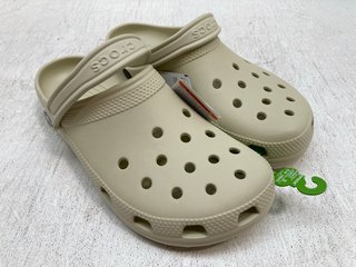 PAIR OF CLASSIC CROCS IN CREAM - UK M10-W12: LOCATION - B16