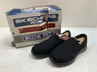 PAIR OF SKETCHERS SLIP ON SHOES IN BLACK - UK 10: LOCATION - B16