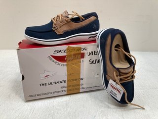 PAIR OF SKECHERS CANVAS LACE UP SHOES IN NAVY - UK 3: LOCATION - B16