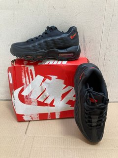 KIDS NIKE AIR MAX 95 GS TRAINERS IN BLACK/ UNIVERSITY RED - UK SIZE 4: LOCATION - WA3