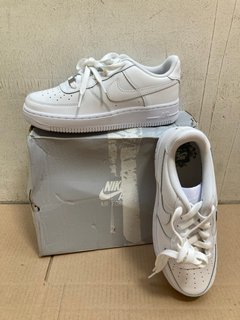 KIDS NIKE AIR FORCE 1 LE GS TRAINERS IN WHITE - UK SIZE 4.5: LOCATION - WA3