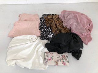 QTY OF ASSORTED WOMENS CLOTHING ITEMS TO INCLUDE BAE BLAZER JACKET IN WHITE UK SIZE 14 AND LARGE FLORAL PURSE IN CREAM: LOCATION - B1