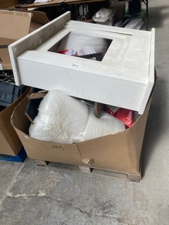 PALLET OF ASSORTED ITEMS TO INCLUDE FIREPLACE FRAME IN WHITE: LOCATION - B7 (KERBSIDE PALLET DELIVERY)