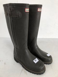 HUNTER WELLINGTON BOOTS IN BROWN UK SIZE 8: LOCATION - B1