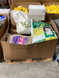 QTY OF ASSORTED OUTDOOR ITEMS TO INCLUDE DUAL ACTION MULCH: LOCATION - B5 (KERBSIDE PALLET DELIVERY)