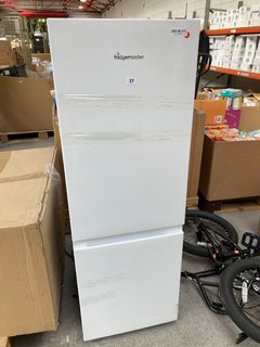 FRIDGEMASTER STANDING FRIDGE FREEZER IN WHITE - RRP £270: LOCATION - B5