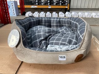 PET FACE BAMBOO OVAL BED IN GREY CHECK: LOCATION - D17