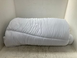 DUVET IN WHITE (NOT SIZED): LOCATION - D15