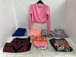 QTY OF ASSORTED WOMENS CLOTHING TO INCLUDE SELECT FLORAL PRINTED CUT OUT VEST TOP IN NEON ORANGE SIZE: 16: LOCATION - D15