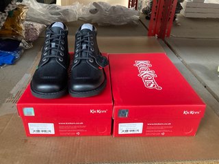 2 X KICKERS KICK HI CORE LACE UP BOOTS IN BLACK SIZE: 39 EU: LOCATION - D14