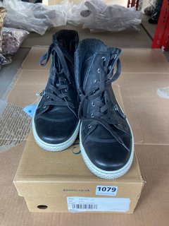 PAVERS WOMENS LEATHER SIDE ZIP AND LACE UP HIGH TOPS IN BLACK SIZE: 8: LOCATION - D14