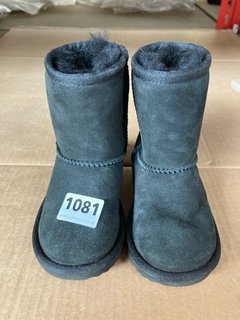 UGG CHILDRENS FLEECE LINED BOOTS IN BLACK SIZE: 7: LOCATION - D14