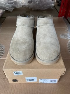 UGG WOMENS CLASSIC ULTRA MINI BOOTS IN LIGHT BROWN SIZE: 8 RRP - £155: LOCATION - D14