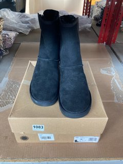 UGG WOMENS CLASSIC SHORT BAILEY FLEECE LINED BOOTS IN BLACK SIZE: 6: LOCATION - D14