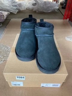 UGG WOMENS CLASSIC ULTRA MINI BOOTS IN BLACK SIZE: 5: LOCATION - D14