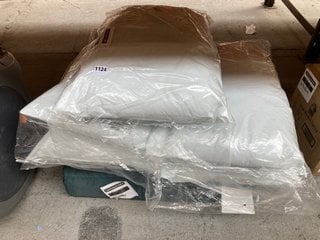 QTY OF ASSORTED BED ITEMS TO INCLUDE 5 X COVERLESS PILLOWS IN WHITE: LOCATION - D13