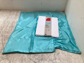 2 X SATIN PILLOWCASES IN BLUE TO INCLUDE JOHN LEWIS AND PARTNERS KING SIZE EGYPTIAN COTTON DEEP FITTED SHEET IN WHITE: LOCATION - A5