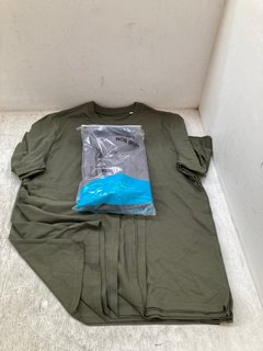 QTY OF ASSORTED MENS CLOTHING TO INCLUDE HUNTER 2 PACK OF NON IRON LONG SLEEVE SHIRTS IN GREY SIZE: 15.5'': LOCATION - A5