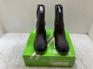 APACHE AP305 STEEL TOE PROTECTIVE SLIP ON BOOTS IN LEATHER BROWN SIZE: 9: LOCATION - A8