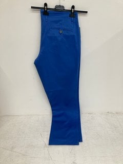 OLIVER BROWN MENS BROMPTON CHINOS IN MID BLUE SIZE: 36'' RRP - £135: LOCATION - WHITE BOOTH