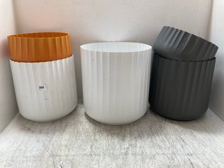 4 X ASSORTED SIZED IVYLINE CORRUGATED PLANTER POTS IN WHITE, GREY AND ORANGE: LOCATION - A14