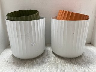 4 X ASSORTED SIZED IVYLINE CORRUGATED PLANTER POTS IN WHITE, GREEN AND ORANGE: LOCATION - A14