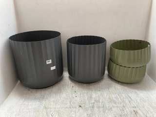 3 X ASSORTED SIZED IVYLINE CORRUGATED PLANTER POTS IN GREY AND GREEN: LOCATION - A14