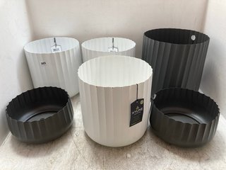 4 X ASSORTED SIZED IVYLINE CORRUGATED PLANTER POTS IN WHITE AND GREY: LOCATION - A14