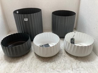 3 X ASSORTED SIZED IVYLINE CORRUGATED PLANTER POTS IN WHITE AND GREY: LOCATION - A14