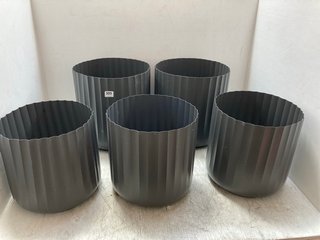 4 X ASSORTED SIZED IVYLINE CORRUGATED PLANTER POTS IN GREY: LOCATION - A14