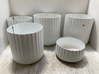 4 X ASSORTED SIZED IVYLINE CORRUGATED PLANTER POTS IN WHITE: LOCATION - A14