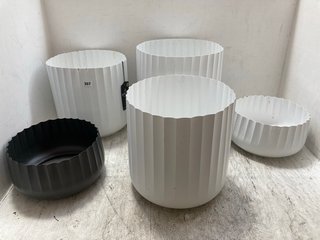 3 X ASSORTED SIZED IVYLINE CORRUGATED PLANTER POTS IN WHITE: LOCATION - A14