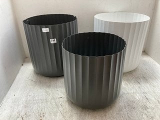 3 X ASSORTED SIZED IVYLINE CORRUGATED PLANTER POTS IN WHITE AND GREY: LOCATION - A14