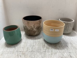 4 X ASSORTED SIZED PLANTER POTS IN VARIOUS COLOURS TO INCLUDE 3 X ACCESSORY ITEMS: LOCATION - A14