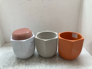 4 X ASSORTED SIZED PLANTER POTS IN VARIOUS COLOURS: LOCATION - A15