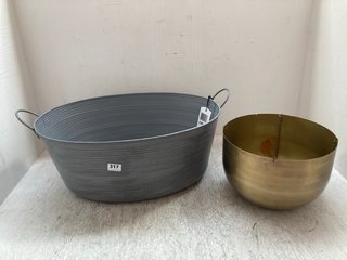 OUTDOOR MATLOCK OVAL PLANTER IN GREY TO INCLUDE INDOOR MAYFAIR ANTIQUE BRASS PLANTER: LOCATION - A15