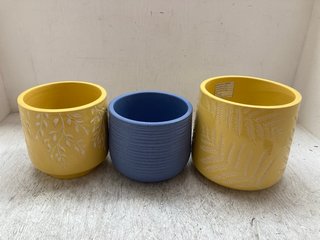 BOX OF ASSORTED CERAMIC PLANTER POTS IN VARIOUS COLOURS: LOCATION - A15