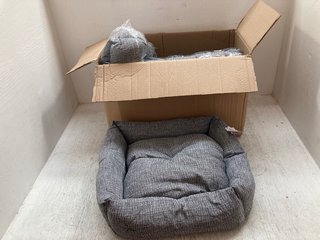 BOX OF BUNTY SMALL SQUARE SOFT PET BEDS IN GREY: LOCATION - A15