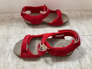 DB SHOES WOMENS RENEW VELCRO STRAP SANDALS IN RED SIZE: 7: LOCATION - A16