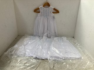 4 X SARAH LOUISE CHILDRENS SLEEVELESS LIGHT FLOWER PATTERN PLEATED DRESSES IN WHITE SIZE: 3 YRS: LOCATION - B17