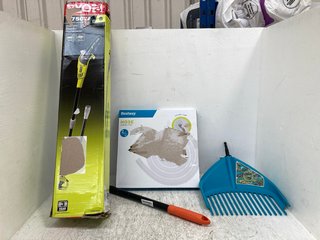 3 X ASSORTED GARDEN ITEMS TO INCLUDE RYOBI POLE SAW: LOCATION - B10