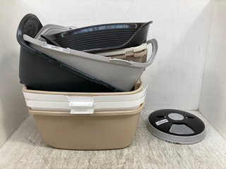 QTY OF ASSORTED ITEMS TO INCLUDE 3 X ASSORTED PLASTIC HOODED CAT LITTER BOXES: LOCATION - B7