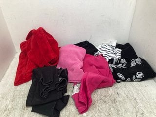 QTY OF ASSORTED WOMENS CLOTHING TO INCLUDE PRIMARK HIGH WAIST ZIP FRONT SKINNY TROUSERS IN BLACK SIZE: XS: LOCATION - B5