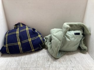 2 X ASSORTED JACKETS TO INCLUDE STRIPED PUFFER ZIP UP COAT IN NAVY (NOT SIZED): LOCATION - A2