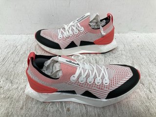 ALL BIRDS WOMENS M11.5 TREE FLYER 2 LACE UP SPORT TRAINERS IN BLIZZARD/BLOOM SIZE: 10.5: LOCATION - B2