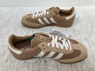 ADIDAS MENS SAMBA OG LACE UP PUMP TRAINERS IN CARBON/WHITE SIZE: 3.5: LOCATION - B2