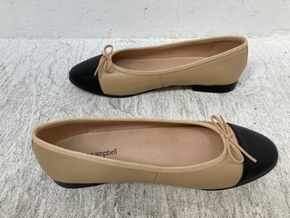 JEFFREY CAMPBELL BLOCK COLOUR BOW FRONT SLIP ON SHOES IN LIGHT BROWN/BLACK SIZE: 9: LOCATION - B2