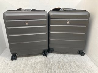 2 X ASSORTED AEROLITE MEDIUM SIZED HARDSHELL TRAVEL SUITCASES IN CHARCOAL: LOCATION - B1