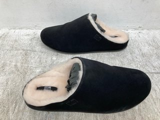 FITFLOP CHRISSIE SHEARLING SLIPPERS IN BLACK SIZE: 8: LOCATION - C2